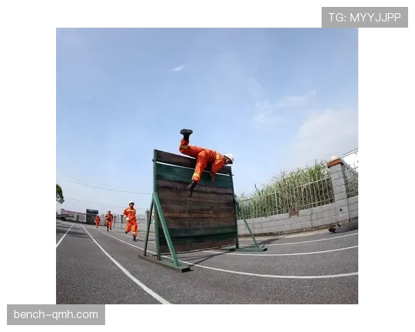 仲满训练场叼着烟，和场上那个完美形象怎么回事？