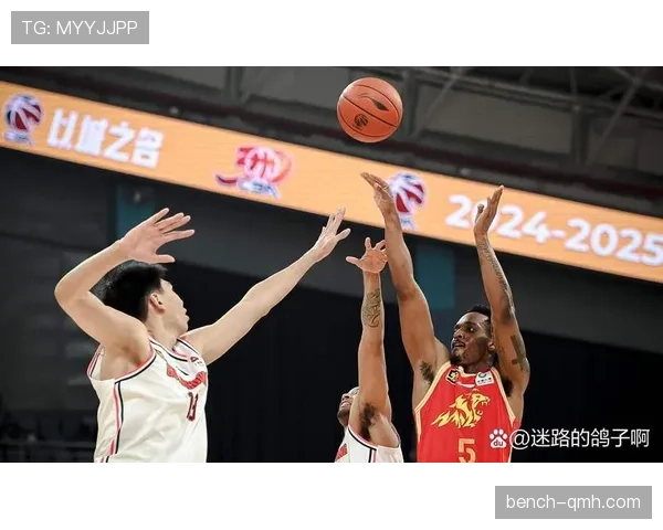 篮球新手必懂：比赛中的空中对抗判罚该如何正确看待？