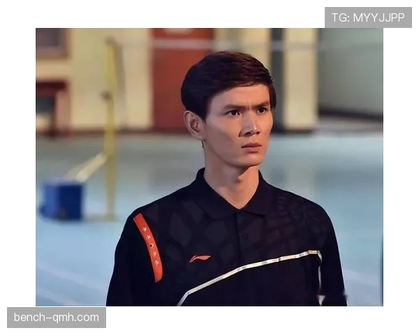 鲍春来退役后这松弛感谁懂啊，当年赛场绷那么紧，现在晒太阳喝咖啡像换了个人